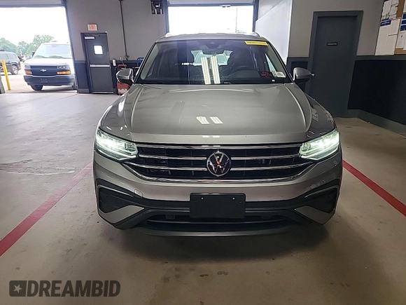 2024 Volkswagen Tiguan SE with VIN 3VV3B7AX5RM084940, listed as a IAAI auction lot 42731231 with 19,747 mi miles and . Bid and sale history available at DreamBid. Image 11.