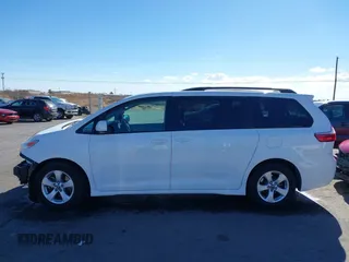 2018 Toyota Sienna LE Auto Access Seat with VIN 5TDKZ3DC9JS962977, listed as a IAAI auction lot 41312680 with 107,538 mi miles. Bid and sale history available at carsss.com. Image 15.