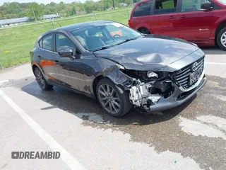 2018 Mazda 3 Touring z VIN 3MZBN1L35JM271525, wystawiony jako IAAI lot #42112552 z przebiegiem 107 299 mil mil oraz . Historia ofert i sprzedaży dostępna na DreamBid. Obrazek 1.
