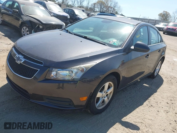 2014 Chevrolet Cruze 1LT z VIN 1G1PC5SB7E7317864, wystawiony jako IAAI lot #41914160 z przebiegiem 99 822 mil mil oraz . Historia ofert i sprzedaży dostępna na DreamBid. Obrazek 2.