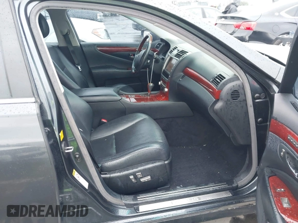 2010 Lexus LS 460 z VIN JTHCL5EF2A5007842, wystawiony jako IAAI lot #41762378 z przebiegiem 102 284 mil mil oraz . Historia ofert i sprzedaży dostępna na DreamBid. Obrazek 5.