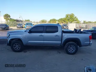 2017 Toyota Tacoma SR5 z VIN 5TFAZ5CN3HX024083, wystawiony jako IAAI lot #41739213 z przebiegiem 111 226 mil mil oraz . Historia ofert i sprzedaży dostępna na DreamBid. Obrazek 14.