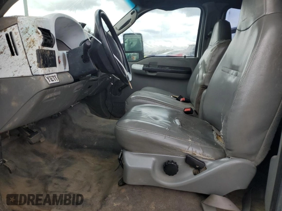 2006 Ford F-250 XL z VIN 1FTSW21516ED71127, wystawiony jako Copart lot #52815955 z przebiegiem 283 978 mil mil oraz Szkoda całkowita • Salvage title. Historia ofert i sprzedaży dostępna na DreamBid. Obrazek 7.