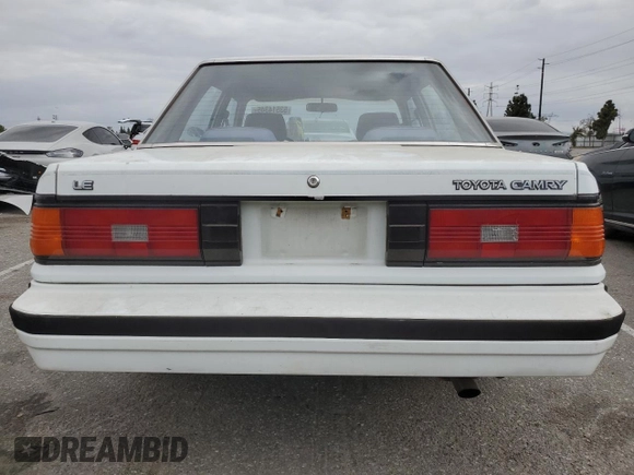 1984 Toyota Camry z VIN JT2SV16E3E0220882, wystawiony jako Copart lot #53514345 z przebiegiem 112 430 mil mil oraz Czysty tytuł • Clean title. Historia ofert i sprzedaży dostępna na DreamBid. Obrazek 6.