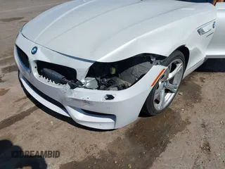 2015 BMW Z4 sDrive28i z VIN WBALL5C53FP557183, wystawiony jako IAAI lot #42145557 z przebiegiem 123 319 mil mil oraz . Historia ofert i sprzedaży dostępna na DreamBid. Obrazek 6.
