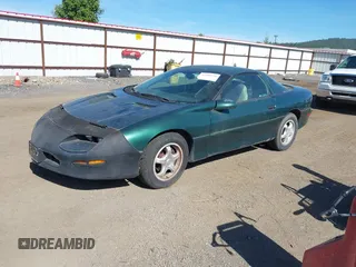 1995 Chevrolet Camaro z VIN 2G1FP22S7S2114586, wystawiony jako IAAI lot #42250390 z przebiegiem 172 124 mil mil oraz . Historia ofert i sprzedaży dostępna na DreamBid. Obrazek 2.