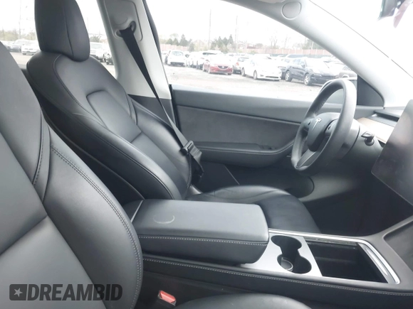 2022 Tesla Model Y Long Range z VIN 7SAYGDEE7NF385207, wystawiony jako IAAI lot #42054449 z przebiegiem 52 834 mil mil oraz . Historia ofert i sprzedaży dostępna na DreamBid. Obrazek 5.