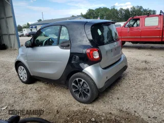 2016 Smart fortwo Passion z VIN WMEFJ5DA6GK057472, wystawiony jako Copart lot #74035244 z przebiegiem 67 826 mil mil oraz Szkoda całkowita • Salvage title. Historia ofert i sprzedaży dostępna na DreamBid. Obrazek 2.