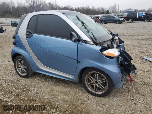 2015 Smart fortwo Passion z VIN WMEEJ3BA9FK791881, wystawiony jako Copart lot #43876595 z przebiegiem 56 699 mil mil oraz Szkody całkowita. Historia ofert i sprzedaży dostępna na DreamBid. Obrazek 4.