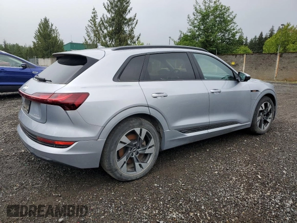 2022 Audi e-tron Premium z VIN WA1AAAGE8NB005235, wystawiony jako Copart lot #57621195 z przebiegiem 40 970 mil mil oraz Czysty tytuł • Clean title. Historia ofert i sprzedaży dostępna na DreamBid. Obrazek 3.