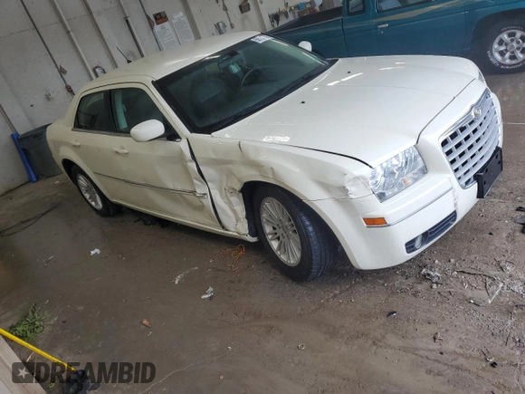 2008 Chrysler 300 Touring z VIN 2C3KA53GX8H189070, wystawiony jako Copart lot #56155735 z przebiegiem 120 845 mil mil oraz Szkoda całkowita • Salvage title. Historia ofert i sprzedaży dostępna na DreamBid. Obrazek 4.