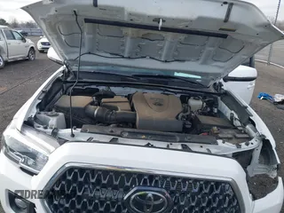 2019 Toyota Tacoma SR z VIN 3TMCZ5AN9KM284092, wystawiony jako IAAI lot #41774851 z przebiegiem 100 031 mil mil oraz . Historia ofert i sprzedaży dostępna na DreamBid. Obrazek 10.