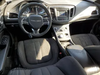 2015 Chrysler 200 Limited z VIN 1C3CCCAB7FN635187, wystawiony jako Copart lot #51993375 z przebiegiem 166 001 mil mil oraz Szkoda całkowita • Salvage title. Historia ofert i sprzedaży dostępna na DreamBid. Obrazek 8.