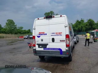 2018 Ram ProMaster Cargo z VIN 3C6TRVDG0JE144400, wystawiony jako IAAI lot #42287423 z przebiegiem 124 891 mil mil oraz . Historia ofert i sprzedaży dostępna na DreamBid. Obrazek 16.