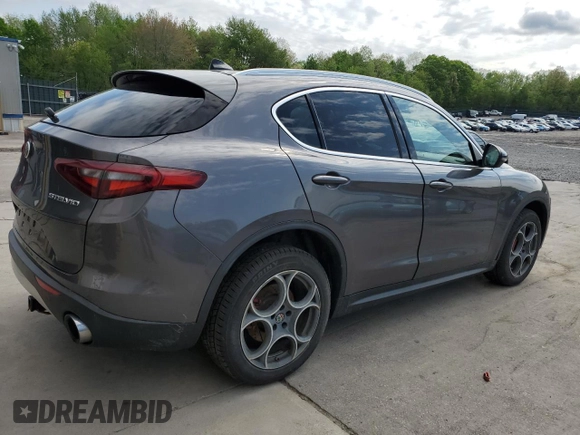 2018 Alfa Romeo Stelvio z VIN ZASFAKANXJ7B81315, wystawiony jako Copart lot #55528675 z przebiegiem 163 957 mil mil oraz Czysty tytuł • Clean title. Historia ofert i sprzedaży dostępna na DreamBid. Obrazek 3.