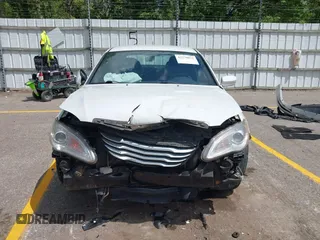 2012 Chrysler 200 LX z VIN 1C3CCBAB6CN296542, wystawiony jako IAAI lot #42270032 z przebiegiem 158 257 mil mil oraz . Historia ofert i sprzedaży dostępna na DreamBid. Obrazek 11.