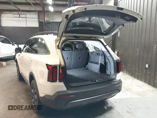 2022 Kia Sorento X-Line S z VIN 5XYRLDLC9NG118254, wystawiony jako IAAI lot #42109168 z przebiegiem 28 547 mil mil oraz . Historia ofert i sprzedaży dostępna na DreamBid. Obrazek 3.