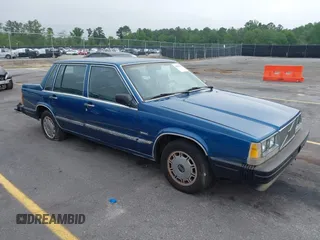 1987 Volvo 740 with VIN YV1FX8845H1175324, listed as a IAAI auction lot 42076862 with 371,211 mi miles. Bid and sale history available at carsss.com. Image 1.