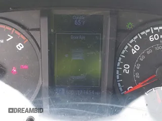 2018 Toyota Tacoma SR z VIN 5TFSX5EN3JX058375, wystawiony jako IAAI lot #42115157 z przebiegiem 171 454 mil mil oraz . Historia ofert i sprzedaży dostępna na DreamBid. Obrazek 7.