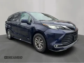 2021 Toyota Sienna XLE z VIN 5TDYRKECXMS068784, wystawiony jako Copart lot #57728635 z przebiegiem 215 072 mil mil oraz Tytuł czysty. Historia ofert i sprzedaży dostępna na DreamBid. Obrazek 1.