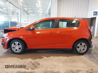 2012 Chevrolet Sonic LT z VIN 1G1JD6SB1C4230890, wystawiony jako IAAI lot #41265634 z przebiegiem 161 886 mil mil oraz . Historia ofert i sprzedaży dostępna na DreamBid. Obrazek 14.