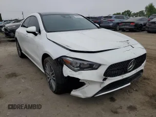 2024 Mercedes-Benz CLA 250 z VIN W1K5J4GB7RN468802, wystawiony jako Copart lot #59939375 z przebiegiem 7 665 mil mil oraz Szkoda całkowita • Salvage title. Historia ofert i sprzedaży dostępna na DreamBid. Obrazek 4.