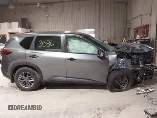 2022 Nissan Rogue S z VIN 5N1BT3AB8NC724554, wystawiony jako IAAI lot #41973586 z przebiegiem Nie podano mil oraz . Historia ofert i sprzedaży dostępna na DreamBid. Obrazek 14.
