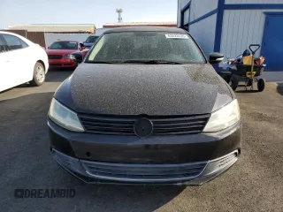 2014 Volkswagen Jetta SE z VIN 3VWD07AJ3EM354078, wystawiony jako Copart lot #63523535 z przebiegiem 137 118 mil mil oraz Czysty tytuł • Clean title. Historia ofert i sprzedaży dostępna na DreamBid. Obrazek 5.