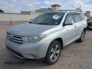 2013 Toyota Highlander Limited z VIN 5TDYK3EH1DS103301, wystawiony jako IAAI lot #42005471 z przebiegiem 239 950 mil mil oraz . Historia ofert i sprzedaży dostępna na DreamBid. Obrazek 18.