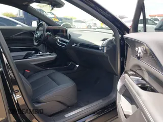 2024 Cadillac LYRIQ Sport z VIN 1GYKPVRK6RZ131099, wystawiony jako IAAI lot #41979330 z przebiegiem 3953 mil mil oraz . Historia ofert i sprzedaży dostępna na DreamBid. Obrazek 5.