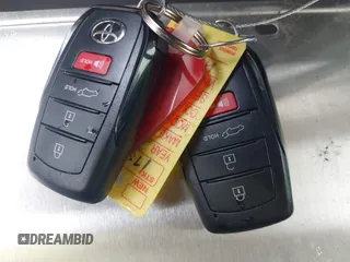 2024 Toyota Corolla Cross XLE z VIN 7MUDAAAG4RV099759, wystawiony jako IAAI lot #42123306 z przebiegiem 6 259 mil mil oraz . Historia ofert i sprzedaży dostępna na DreamBid. Obrazek 11.