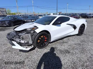 2023 Chevrolet Corvette 1LT z VIN 1G1YA2D42P5116900, wystawiony jako Copart lot #56719765 z przebiegiem 15 129 mil mil oraz Szkody całkowita. Historia ofert i sprzedaży dostępna na DreamBid. Obrazek 1.