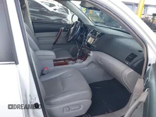 2013 Toyota Highlander Limited z VIN JTEDC3EH1D2012964, wystawiony jako IAAI lot #41666516 z przebiegiem 231 737 mil mil oraz . Historia ofert i sprzedaży dostępna na DreamBid. Obrazek 5.