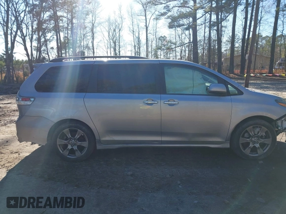 2018 Toyota Sienna SE z VIN 5TDXZ3DC3JS927325, wystawiony jako IAAI lot #41708684 z przebiegiem 95 929 mil mil oraz . Historia ofert i sprzedaży dostępna na DreamBid. Obrazek 13.