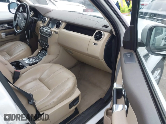 2016 Land Rover LR4 HSE z VIN SALAG2V61GA828886, wystawiony jako IAAI lot #42178599 z przebiegiem 100 217 mil mil oraz . Historia ofert i sprzedaży dostępna na DreamBid. Obrazek 5.
