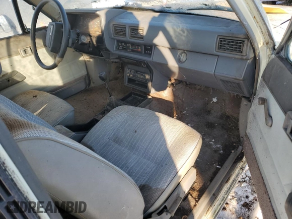 1984 Toyota Pickup z VIN JT4RN56S0E0003177, wystawiony jako Copart lot #48304385 z przebiegiem 117 297 mil mil oraz Szkoda całkowita • Salvage title. Historia ofert i sprzedaży dostępna na DreamBid. Obrazek 8.
