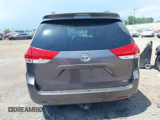 2014 Toyota Sienna XLE с VIN 5TDYK3DC8ES451829, выставлен на аукционе IAAI как лот 42689122 с пробегом 104 729 миль миль и . История ставок и продаж доступна на DreamBid. Изображение 16.