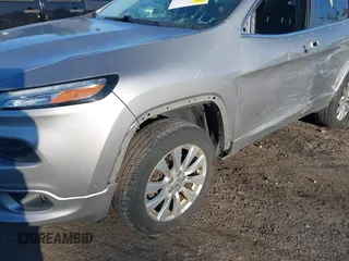 2017 Jeep Cherokee Overland z VIN 1C4PJMJS2HW599477, wystawiony jako IAAI lot #41335748 z przebiegiem 165 330 mil mil oraz . Historia ofert i sprzedaży dostępna na DreamBid. Obrazek 6.