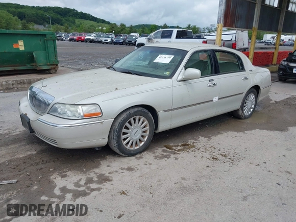 2005 Lincoln Town Car Signature Limited z VIN 1LNHM82W35Y654826, wystawiony jako IAAI lot #42334790 z przebiegiem 96 113 mil mil oraz . Historia ofert i sprzedaży dostępna na DreamBid. Obrazek 17.