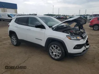 2022 Jeep Compass Latitude Lux z VIN 3C4NJDFB8NT208723, wystawiony jako Copart lot #59283325 z przebiegiem 16 861 mil mil oraz Szkoda całkowita • Salvage title. Historia ofert i sprzedaży dostępna na DreamBid. Obrazek 4.