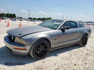 2006 Ford Mustang GT Deluxe z VIN 1ZVFT82H965140639, wystawiony jako Copart lot #57632555 z przebiegiem 220 277 mil mil oraz Szkoda całkowita • Salvage title. Historia ofert i sprzedaży dostępna na DreamBid. Obrazek 1.