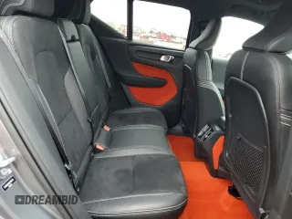 2019 Volvo XC40 R-Design z VIN YV4162UM3K2156744, wystawiony jako Copart lot #55354285 z przebiegiem 39 927 mil mil oraz Szkody całkowita. Historia ofert i sprzedaży dostępna na DreamBid. Obrazek 11.