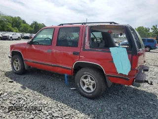 1999 GMC Yukon with VIN 1GKEK13R5XJ700234, listed as a Copart auction lot 55885584 with 163,129 mi miles and Salvage Title. Bid and sale history available at carsss.com. Image 2.