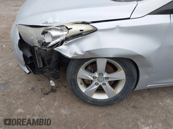 2013 Hyundai Elantra GLS z VIN 5NPDH4AE8DH274678, wystawiony jako IAAI lot #42038774 z przebiegiem 171 504 mil mil oraz . Historia ofert i sprzedaży dostępna na DreamBid. Obrazek 6.