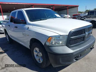 2018 Ram 1500 Express z VIN 3C6RR7KT2JG207894, wystawiony jako IAAI lot #41739136 z przebiegiem 105 280 mil mil oraz . Historia ofert i sprzedaży dostępna na DreamBid. Obrazek 1.