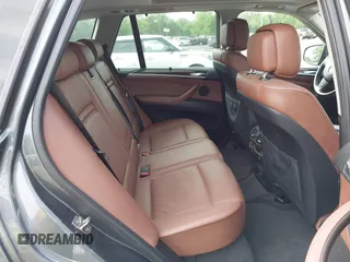 2011 BMW X5 35i z VIN 5UXZV4C57BL402606, wystawiony jako IAAI lot #42336940 z przebiegiem 163 224 mil mil oraz . Historia ofert i sprzedaży dostępna na DreamBid. Obrazek 8.