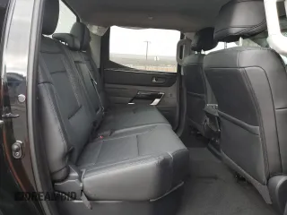 2024 Toyota Tundra Limited z VIN 5TFJA5DB3RX171081, wystawiony jako Copart lot #87020974 z przebiegiem Nie podano mil oraz Szkoda całkowita • Salvage title. Historia ofert i sprzedaży dostępna na DreamBid. Obrazek 10.