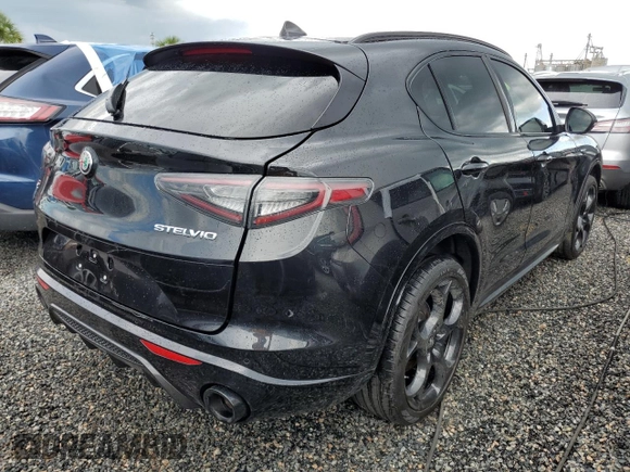 2024 Alfa Romeo Stelvio Veloce z VIN ZASPAKBNXR7D76183, wystawiony jako Copart lot #74106334 z przebiegiem Nie podano mil oraz Nie do naprawy • Non repairable. Historia ofert i sprzedaży dostępna na DreamBid. Obrazek 3.