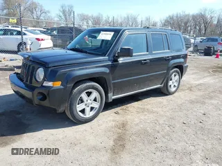 2010 Jeep Patriot Sport z VIN 1J4NF2GB1AD593170, wystawiony jako IAAI lot #41908056 z przebiegiem 104 255 mil mil oraz . Historia ofert i sprzedaży dostępna na DreamBid. Obrazek 2.