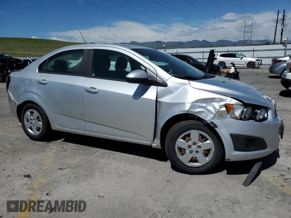 2016 Chevrolet Sonic LS z VIN 1G1JA5SH2G4101568, wystawiony jako Copart lot #57529175 z przebiegiem 56 780 mil mil oraz Szkoda całkowita • Salvage title. Historia ofert i sprzedaży dostępna na DreamBid. Obrazek 4.